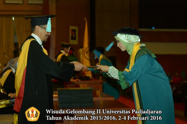 Wisuda Unpad Gel II TA 2015_2016 Fakultas Ilmu Budaya oleh Dekan  017