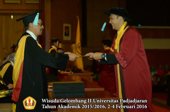 Wisuda Unpad Gel II TA 2015_2016 Fakultas Ilmu Budaya oleh Dekan  022