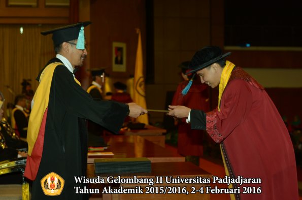 Wisuda Unpad Gel II TA 2015_2016 Fakultas Ilmu Budaya oleh Dekan  039