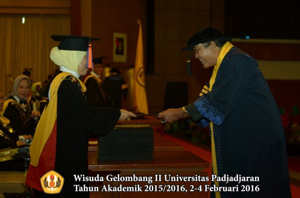 Wisuda Unpad Gel II TA 2015_2016 Fakultas Teknik Geologi oleh Dekan  002