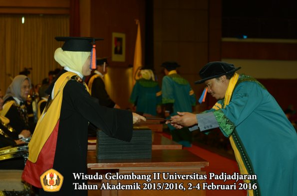 Wisuda Unpad Gel II TA 2015_2016 Fakultas Teknik Geologi oleh Dekan  006