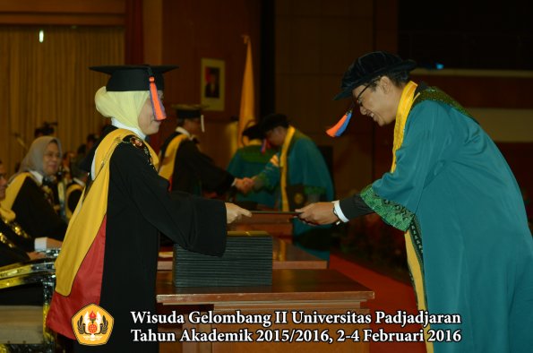 Wisuda Unpad Gel II TA 2015_2016 Fakultas Teknik Geologi oleh Dekan  008