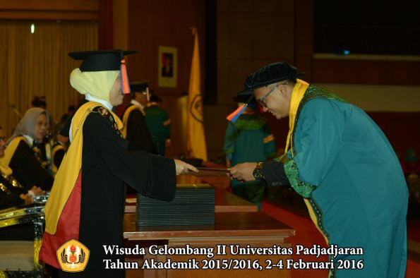 Wisuda Unpad Gel II TA 2015_2016 Fakultas Teknik Geologi oleh Dekan  010