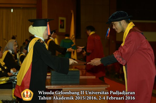 Wisuda Unpad Gel II TA 2015_2016 Fakultas Teknik Geologi oleh Dekan  012