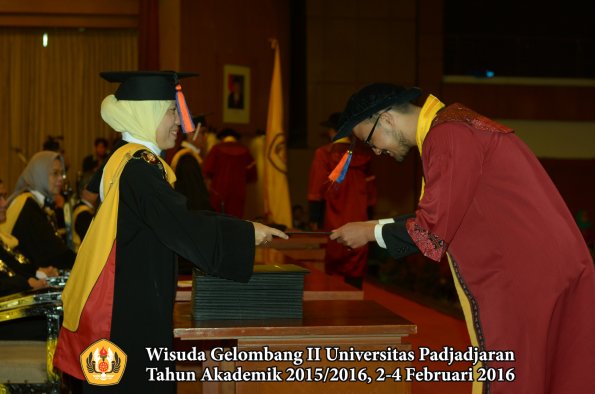 Wisuda Unpad Gel II TA 2015_2016 Fakultas Teknik Geologi oleh Dekan  013