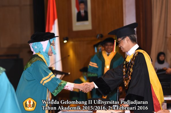 Wisuda Unpad Gel II TA 2015_2016  Fakultas Ilmu Budaya oleh Rektor  002