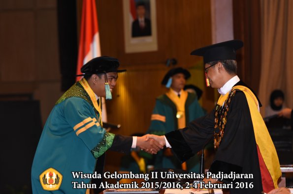 Wisuda Unpad Gel II TA 2015_2016  Fakultas Ilmu Budaya oleh Rektor  003