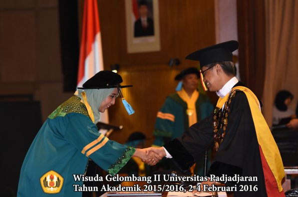 Wisuda Unpad Gel II TA 2015_2016  Fakultas Ilmu Budaya oleh Rektor  005