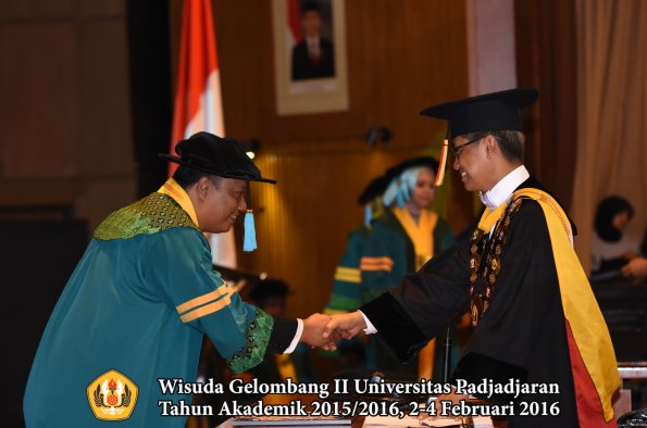 Wisuda Unpad Gel II TA 2015_2016  Fakultas Ilmu Budaya oleh Rektor  006