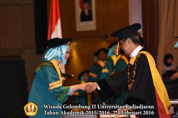 Wisuda Unpad Gel II TA 2015_2016  Fakultas Ilmu Budaya oleh Rektor  007