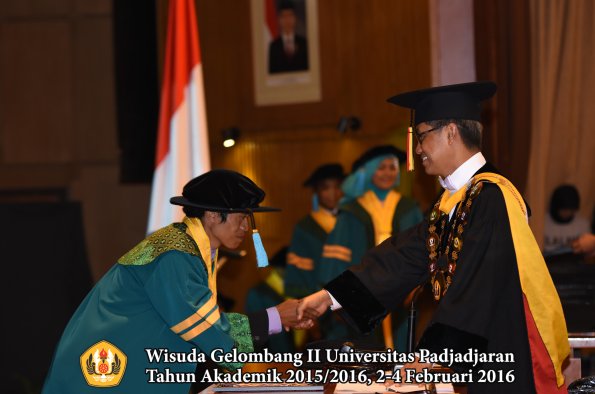 Wisuda Unpad Gel II TA 2015_2016  Fakultas Ilmu Budaya oleh Rektor  008