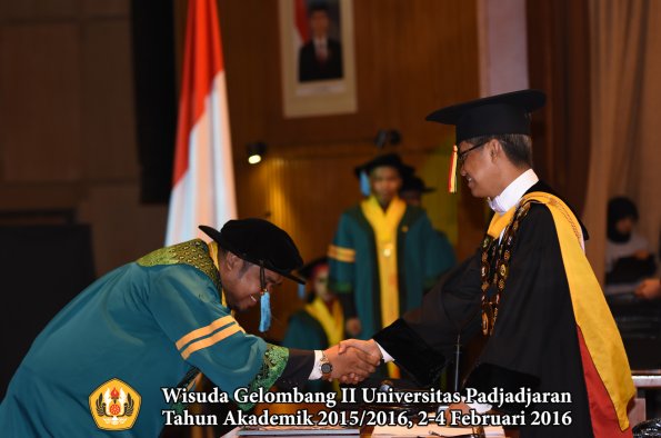 Wisuda Unpad Gel II TA 2015_2016  Fakultas Ilmu Budaya oleh Rektor  012