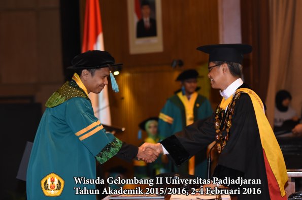 Wisuda Unpad Gel II TA 2015_2016  Fakultas Ilmu Budaya oleh Rektor  013