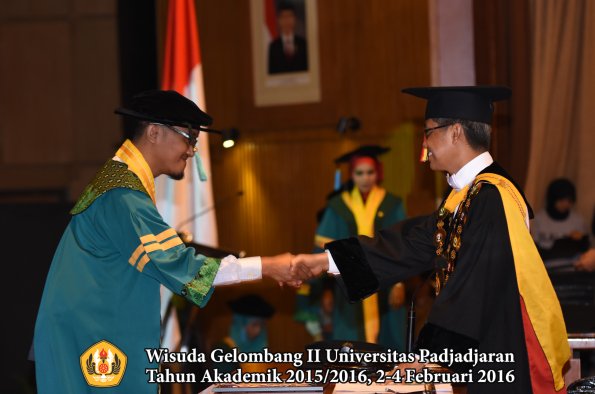 Wisuda Unpad Gel II TA 2015_2016  Fakultas Ilmu Budaya oleh Rektor  014