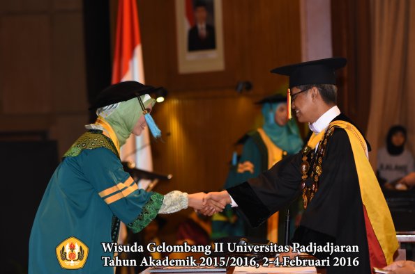 Wisuda Unpad Gel II TA 2015_2016  Fakultas Ilmu Budaya oleh Rektor  017
