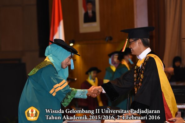 Wisuda Unpad Gel II TA 2015_2016  Fakultas Ilmu Budaya oleh Rektor  018