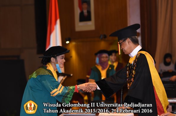 Wisuda Unpad Gel II TA 2015_2016  Fakultas Ilmu Budaya oleh Rektor  019