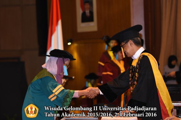 Wisuda Unpad Gel II TA 2015_2016  Fakultas Ilmu Budaya oleh Rektor  020