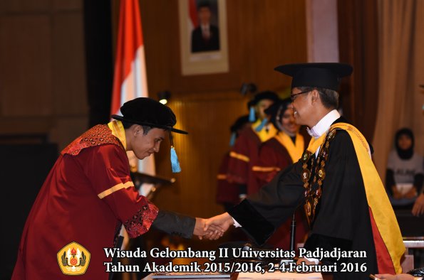 Wisuda Unpad Gel II TA 2015_2016  Fakultas Ilmu Budaya oleh Rektor  041