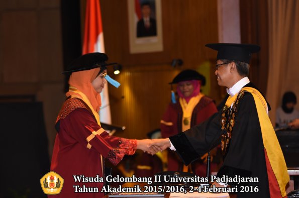 Wisuda Unpad Gel II TA 2015_2016  Fakultas Ilmu Budaya oleh Rektor  054