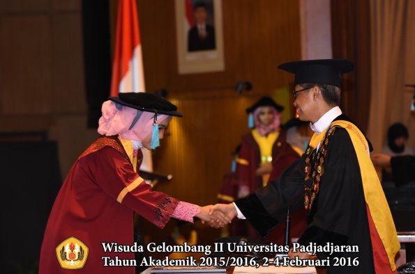Wisuda Unpad Gel II TA 2015_2016  Fakultas Ilmu Budaya oleh Rektor  057