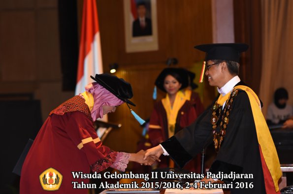 Wisuda Unpad Gel II TA 2015_2016  Fakultas Ilmu Budaya oleh Rektor  059