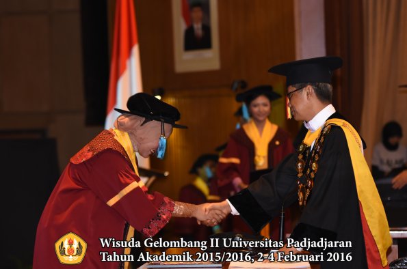 Wisuda Unpad Gel II TA 2015_2016  Fakultas Ilmu Budaya oleh Rektor  061