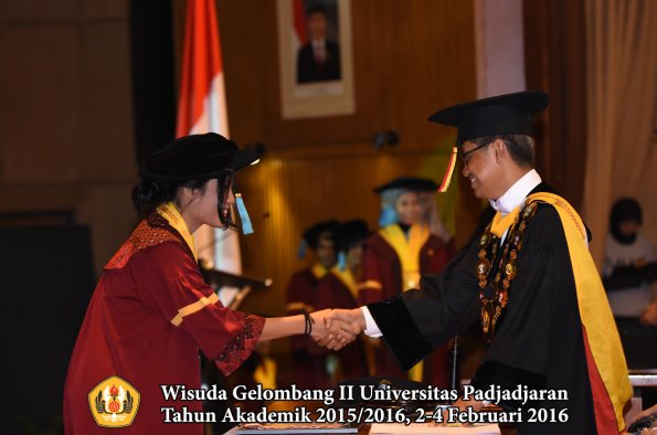 Wisuda Unpad Gel II TA 2015_2016  Fakultas Ilmu Budaya oleh Rektor  089