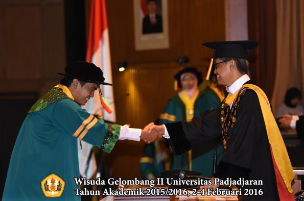 Wisuda Unpad Gel II TA 2015_2016   Fakultas Mipa oleh Rektor  011