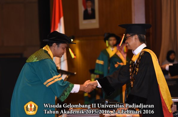 Wisuda Unpad Gel II TA 2015_2016   Fakultas Mipa oleh Rektor  012