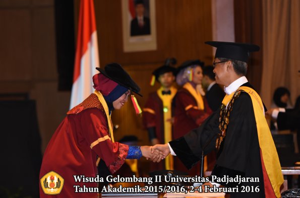 Wisuda Unpad Gel II TA 2015_2016   Fakultas Mipa oleh Rektor  062