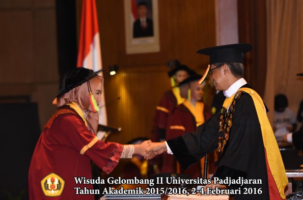Wisuda Unpad Gel II TA 2015_2016   Fakultas Mipa oleh Rektor  087