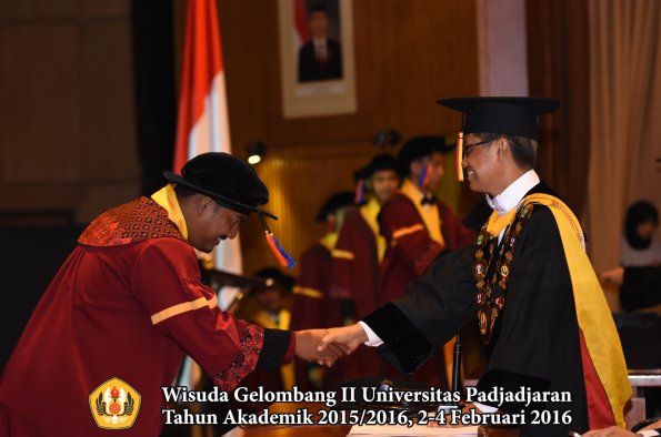 Wisuda Unpad Gel II TA 2015_2016  Fakultas Teknik Geologi oleh Rektor  019