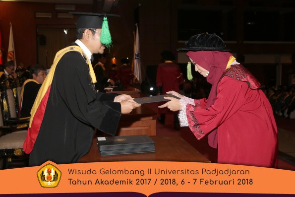 wisuda unpad gel II TA 2017-2018 fakultas kedokteran  oleh Dekan 303