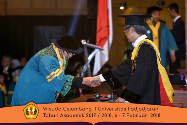 wisuda unpad gel II TA 2017-2018 fakultas kedokteran  oleh Rektor 030