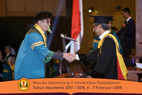 wisuda unpad gel II TA 2017-2018 fakultas kedokteran  oleh Rektor 037
