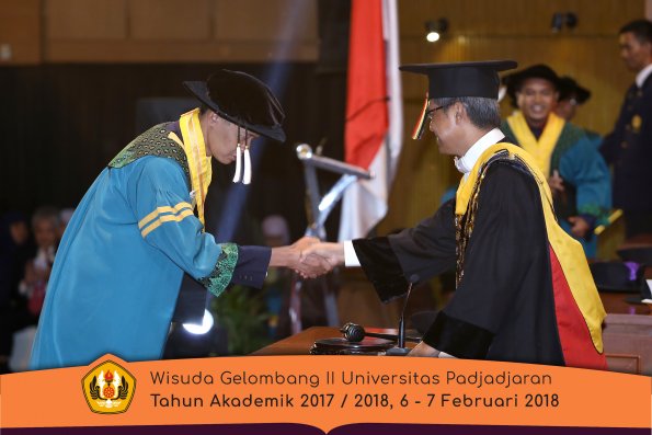 wisuda unpad gel II TA 2017-2018 sekolah pascasarjana  oleh Rektor 008