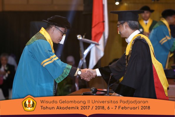 wisuda unpad gel II TA 2017-2018 sekolah pascasarjana  oleh Rektor 011