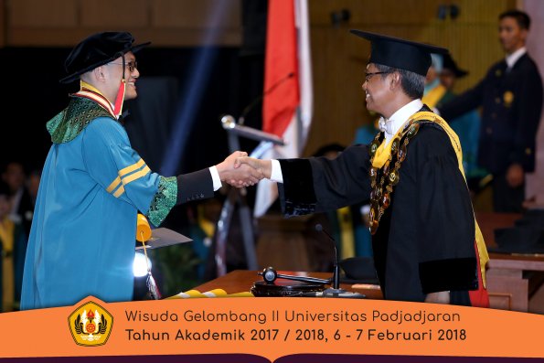 wisuda unpad gel II TA 2017-2018 MIPA Oleh Rektor 008
