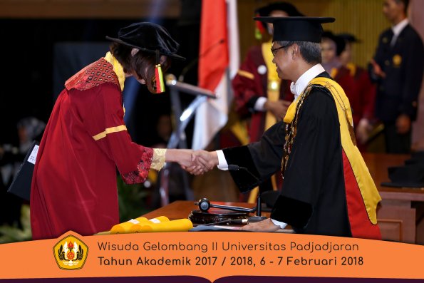 wisuda unpad gel II TA 2017-2018 MIPA Oleh Rektor 060