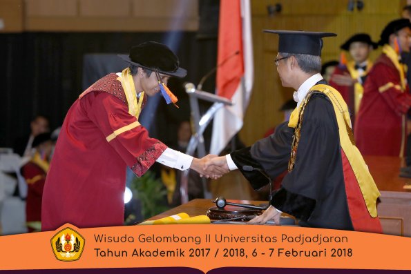 wisuda unpad gel II TA 2017-2018 fak Teknologi Geologi oleh Rektor 012