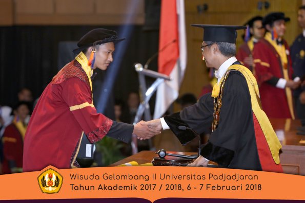 wisuda unpad gel II TA 2017-2018 fak Teknologi Geologi oleh Rektor 013