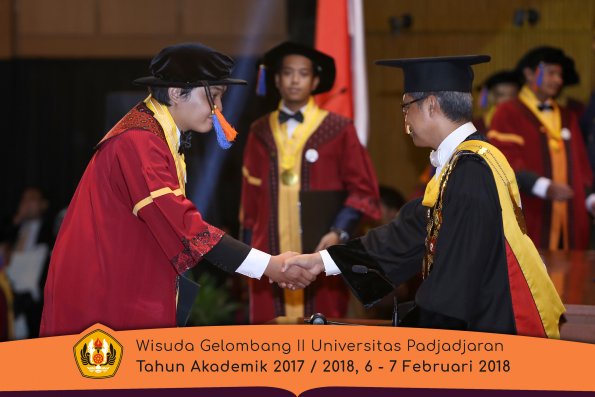 wisuda unpad gel II TA 2017-2018 fak Teknologi Geologi oleh Rektor 014