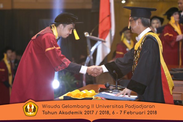 Wisuda Unpad Gel I I TA 2017-2018 Fak Ekonomi dan Bisnis  oleh Rektor 070