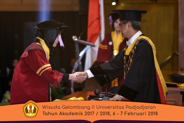 Wisuda Unpad Gel I I TA 2017-2018 Fak Kedokteran Gigi oleh Rektor 019