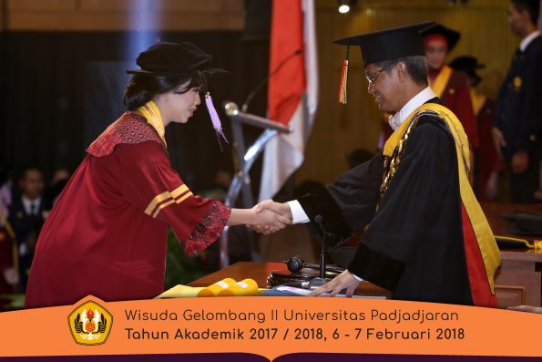 Wisuda Unpad Gel I I TA 2017-2018 Fak Kedokteran Gigi oleh Rektor 025