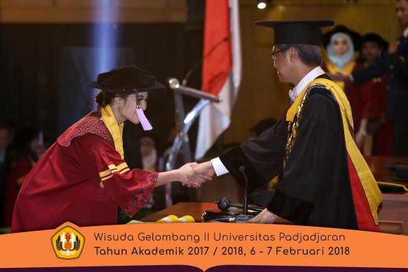 Wisuda Unpad Gel I I TA 2017-2018 Fak Kedokteran Gigi oleh Rektor 027