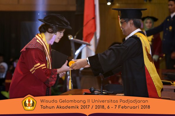 Wisuda Unpad Gel I I TA 2017-2018 Fak Kedokteran Gigi oleh Rektor 032