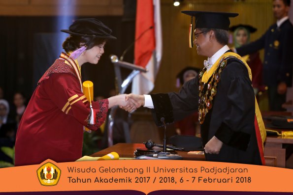 Wisuda Unpad Gel I I TA 2017-2018 Fak Kedokteran Gigi oleh Rektor 033