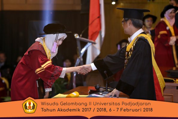Wisuda Unpad Gel I I TA 2017-2018 Fak Kedokteran Gigi oleh Rektor 035